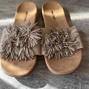 Minnetonka Womens Fringe Slides Sandals Beige Casual Slip On Flats
Size 10